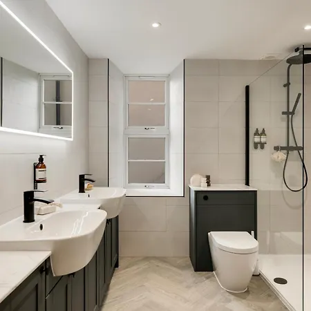 Refurbished Jan 26 - Meridian Place - Sleeps 7 Apartment