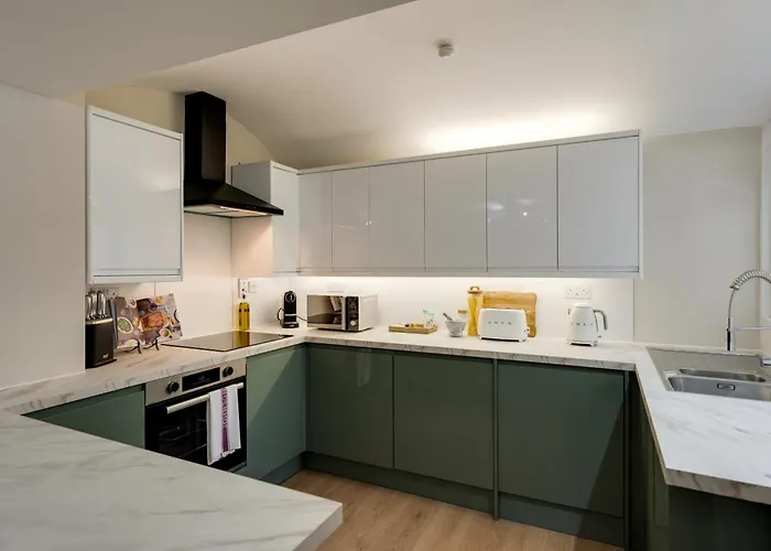 Apartment Refurbished Jan 26 - Meridian Place - Sleeps 7 *