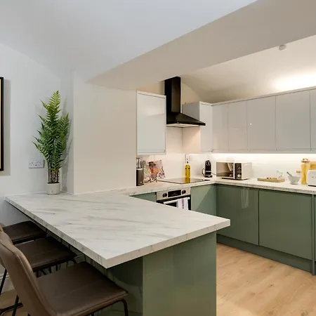 Apartment Refurbished Jan 26 - Meridian Place - Sleeps 7
