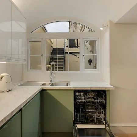 Newly Refurbished - Meridian Place - Sleeps 7 *