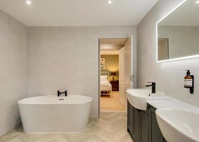 Lejlighed Refurbished Jan 26 - Meridian Place - Sleeps 7 *