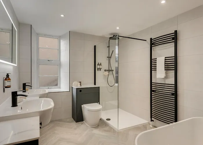 Apartment Refurbished Jan 26 - Meridian Place - Sleeps 7 *