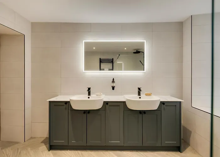 Refurbished Jan 26 - Meridian Place - Sleeps 7 Apartment *