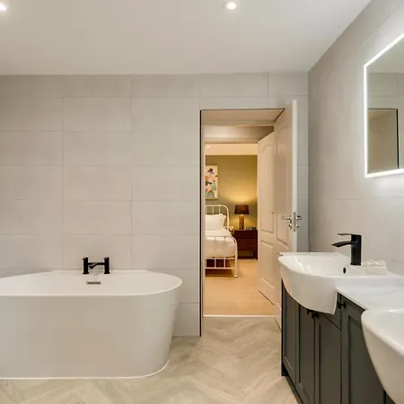 Apartament Refurbished Jan 26 - Meridian Place - Sleeps 7 *